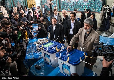 حضور علی مطهری در پای صندوق رأی انتخابات دهمین دوره مجلس شورای اسلامی و پنجمین دوره مجلس خبرگان رهبری - حسینیه ارشاد