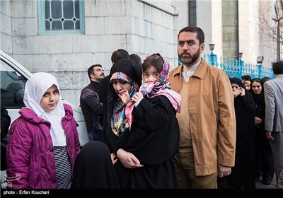 حضور سیدمحمود رضوی تهیه‌کننده سینما در پای صندوق رأی انتخابات دهمین دوره مجلس شورای اسلامی و پنجمین دوره مجلس خبرگان رهبری - حسینیه ارشاد