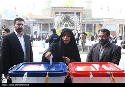 حضور الهام امین‌زاده معاون حقوقی رئیس جمهور در پای صندوق رأی انتخابات دهمین دوره مجلس شورای اسلامی و پنجمین دوره مجلس خبرگان رهبری - حرم حضرت عبدالعظیم حسنی(ع)