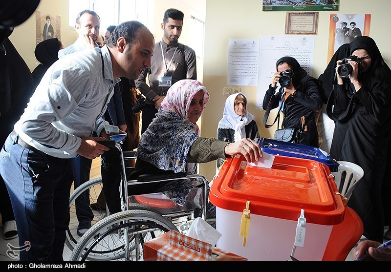 شعب اخذ رای مشهد همچنان مملو از حضور مردم/ احتمال تمدید رای ریزی تا ساعت 23