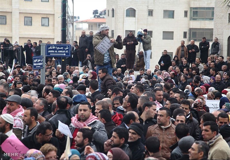 تجمع صدها فلسطینی در برابر منزل پدر عامل عملیات استشهادی امروز قدس
