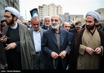 حسین شریعتمداری مدیرمسئول روزنامه کیهان در مراسم تشییع پیکر مرحوم فرج الله سلحشور