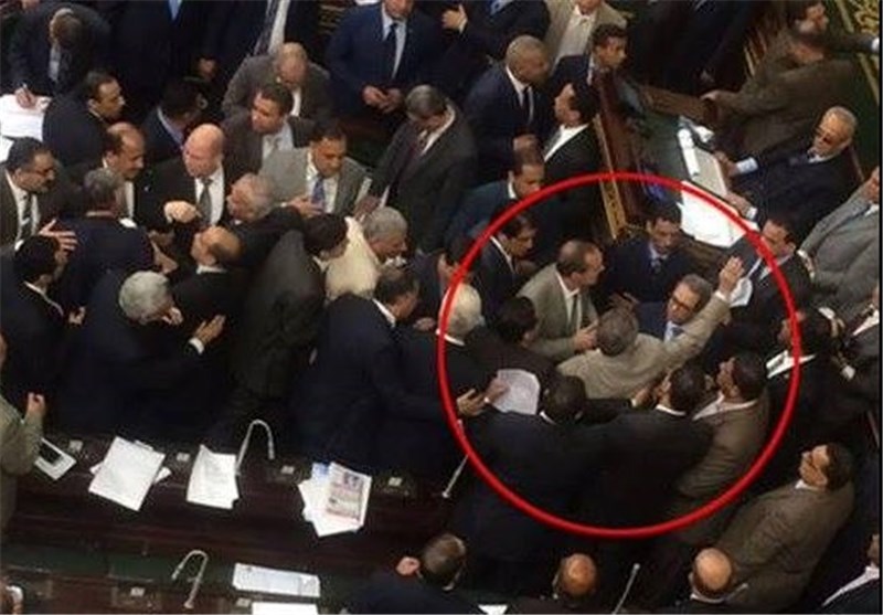 حمله با کفش به نماینده پارلمان مصر در پی دیدار با سفیر رژیم صهیونیستی