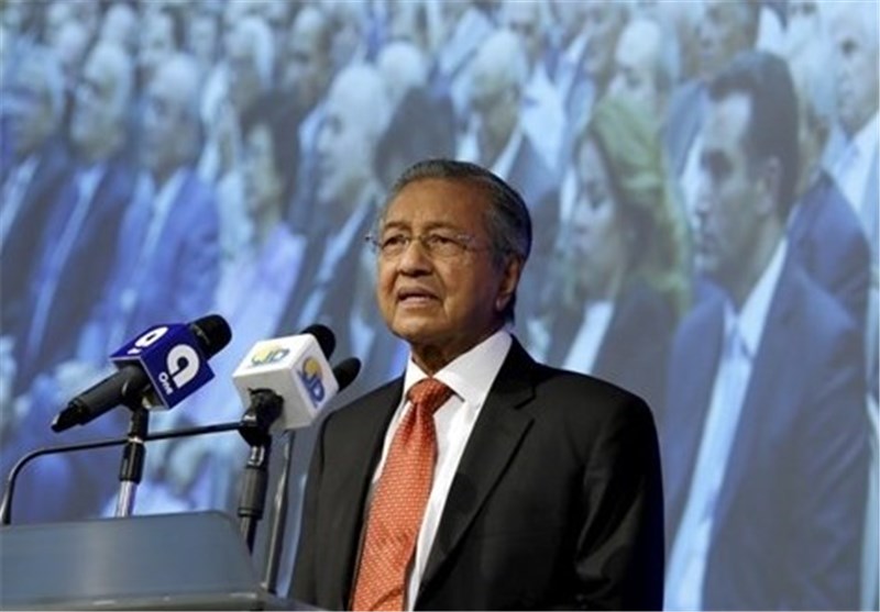 Mahathir Quits Malaysia&apos;s Ruling UMNO Party, Protesting Corruption