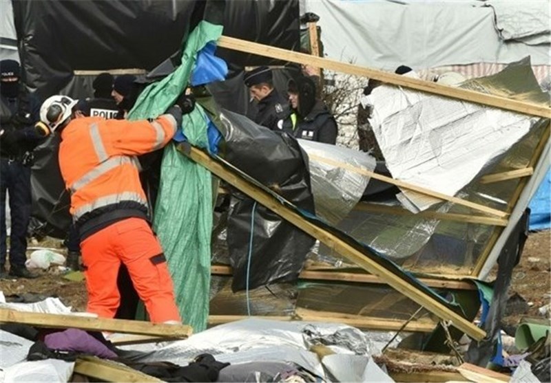 France Begins Bulldozing Part of &apos;Jungle&apos; Refugee Camp