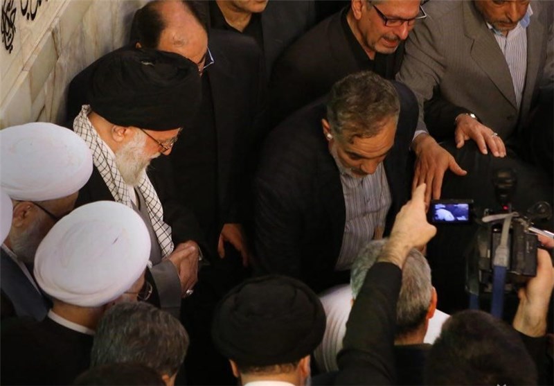 فیلم/لحظات خاکسپاری مرحوم آیت‌الله واعظ طبسی در حضور رهبر انقلاب