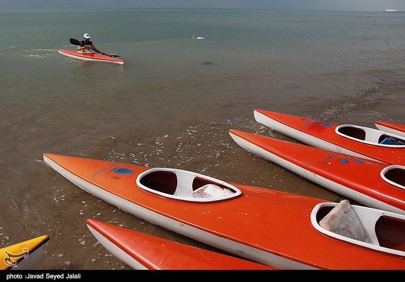 مشهد| پارو زنان خراسان رضوی با قایق‌های شکسته تمرین می‌کنند