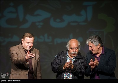 رضا کیانیان، بهزاد فراهانی و مجید رجبی معمار مدیرعامل خانه هنرمندان در مراسم یادبود هنرمندان درگذشته سال 94