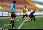 دیدار فوتبال تیم‌های سیاه‌جامگان و سپاهان