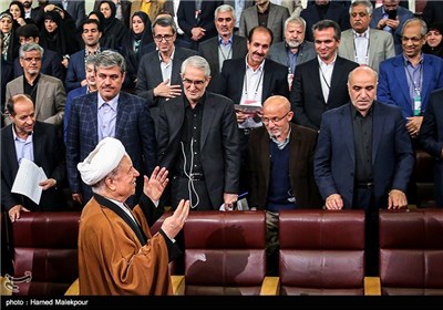 ورود اکبر هاشمی رفسنجانی رئیس مجمع تشخیص مصلحت نظام در همایش منتخبین ائتلاف اصلاح‌طلبان و اعتدال‌گرایان در مجلس دهم