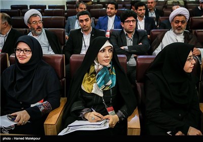 سیده فاطمه حسینی در همایش منتخبین ائتلاف اصلاح‌طلبان و اعتدال‌گرایان در مجلس دهم
