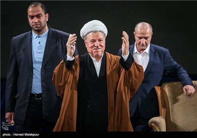 اکبر هاشمی رفسنجانی رئیس مجمع تشخیص مصلحت نظام در همایش منتخبین ائتلاف اصلاح‌طلبان و اعتدال‌گرایان در مجلس دهم