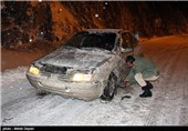 نجات 21 نفر از برف و بوران در فولادمحله مهدی‌شهر/تردد در شمال مهدی‌شهر با زنجیر چرخ امکان‌پذیر است