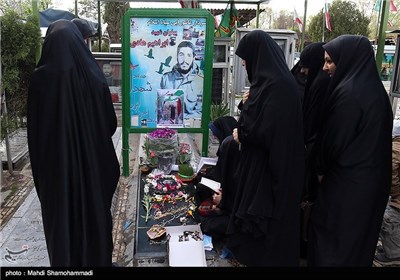 Iranian People Pay Tribute to Deceased Loved Ones ahead of New Year