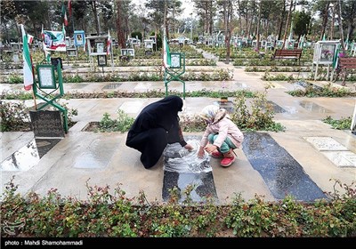 Iranian People Pay Tribute to Deceased Loved Ones ahead of New Year