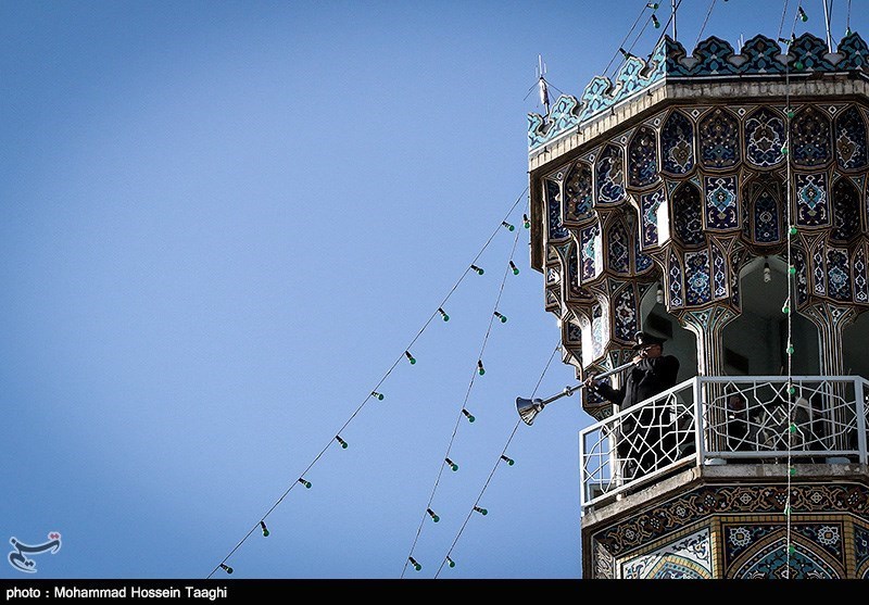 زائران غیرایرانی حرم منور رضوی آماده استماع سخنرانی نوروزی امام خامنه‌ای