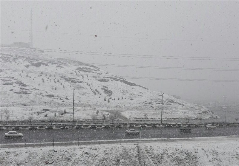برف بهاری گردنه آوج در محور قزوین-همدان را سفیدپوش کرد