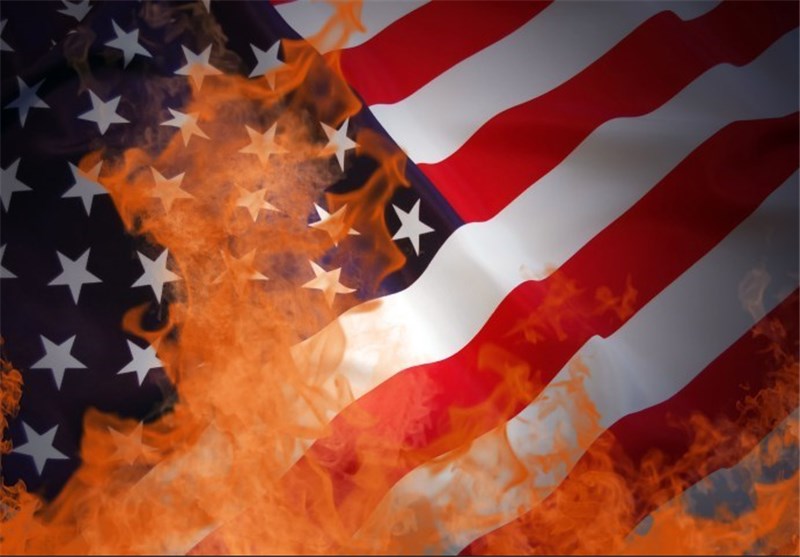 فیلم/پرچم آمریکا در شیلی به آتش کشیده شد