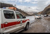 تلاش شبانه امدادگران برای نجات 7 گرفتار در برف شهمیرزاد ادامه دارد