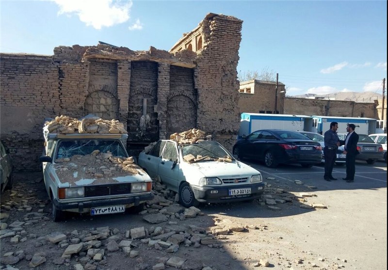 سقف بنای فرسوده در پارکینگ حرم شاهچراغ (ع) شیراز چند خودرو را تخریب کرد