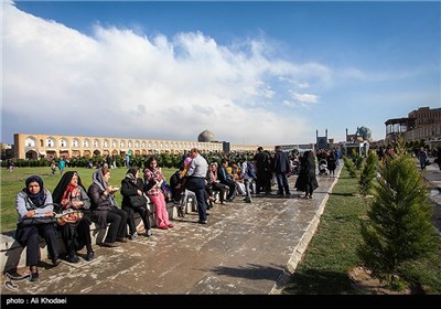 مسافران نوروزی در میدان امام خمینی اصفهان
