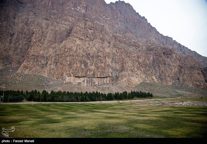 کوه بیستون کوهی در نزدیکی شهر بیستون و 32 کیلومتری شهر کرمانشاه ودر شهرستان هرسین قرار دارد