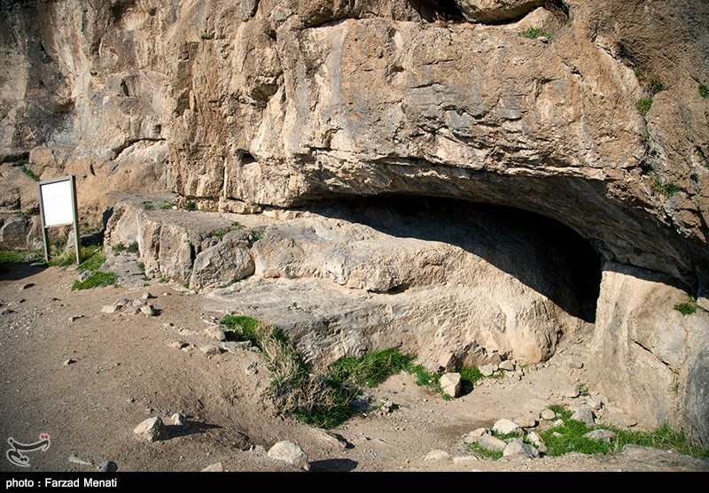 غار شکارچیان غار کوچکی است که در نزدیکی کتیبه مشهور داریوش در بیستون قرار دارد.یافته‌ها این غار بین 70 تا 40 هزار سال قدمت دارند.