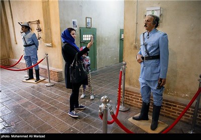 حضور گروه های مختلف مردم در بخش موزه پهلوی باغ موزه قصر