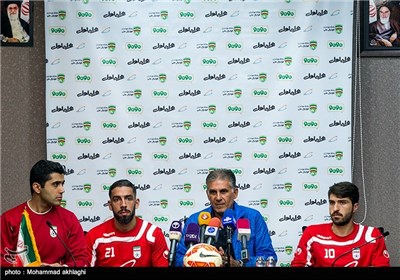 کارلوس کی‌روش سرمربی تیم ملی فوتبال ایران در نشست مبطوعاتی پیش از دیدار با تیم ملی فوتبال عمان