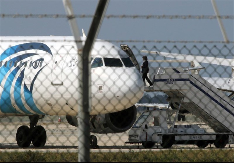 ربوده شدن هواپیمای مسافربری مصری/ پایان ماجرا با دستگیری هواپیماربا