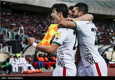 شادی سردار آزمون پس از به ثمر رساندن اولین گل تیم ملی ایران