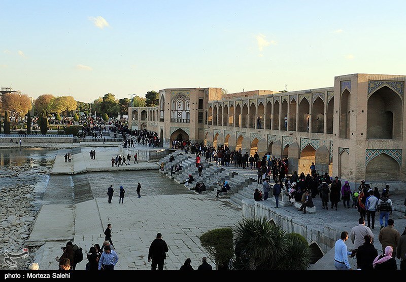 Khaju Bridge: Famous, Old Bridge in Iran&apos;s Isfahan