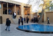 بیت تاریخی امام(ره) در خمین برای دومین بار میزبان گردشگران آمریکایی شد