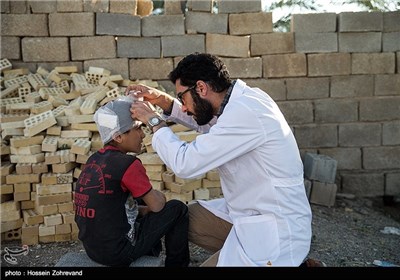 مداوای یک کودک توسط تیم پزشکی قرارگاه جهادی علمدار