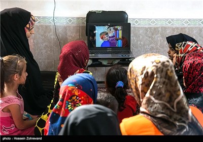 گروه خواهران قرارگاه جهادی علمدار برای دختران روستای منصوره انواع بازی‌، برنامه های فرهنگی و فعالیت های هنری برگزار می کنند