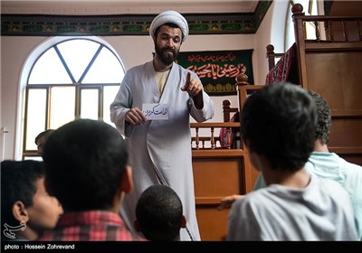 روحانی قرارگاه جهادی علمدار برنامه های فرهنگی و آموزشی را برای کودکان روستا تهیه دیده است