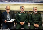 سردار علی فدوی فرمانده نیروی دریایی سپاه و سردار محمد پاکپور فرمانده نیروی زمینی سپاه در مراسم ترحیم مادر سردار حسین سلامی جانشین فرمانده کل سپاه