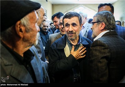 محمود احمدی‌نژاد رئیس جمهور سابق در مراسم ترحیم مادر سردار حسین سلامی جانشین فرمانده کل سپاه