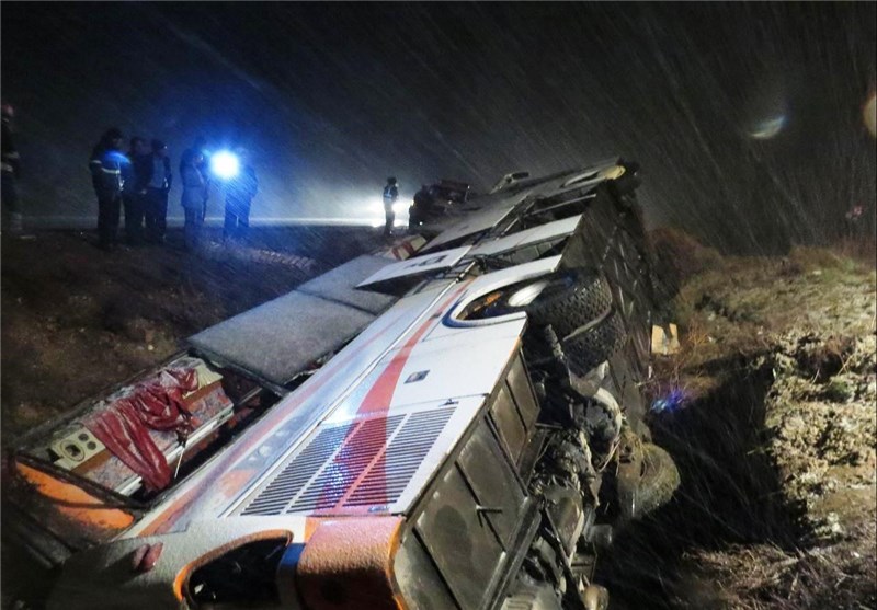 22 مصدوم براثر واژگونی اتوبوس مسافربری در آزادراه کاشان- نطنز