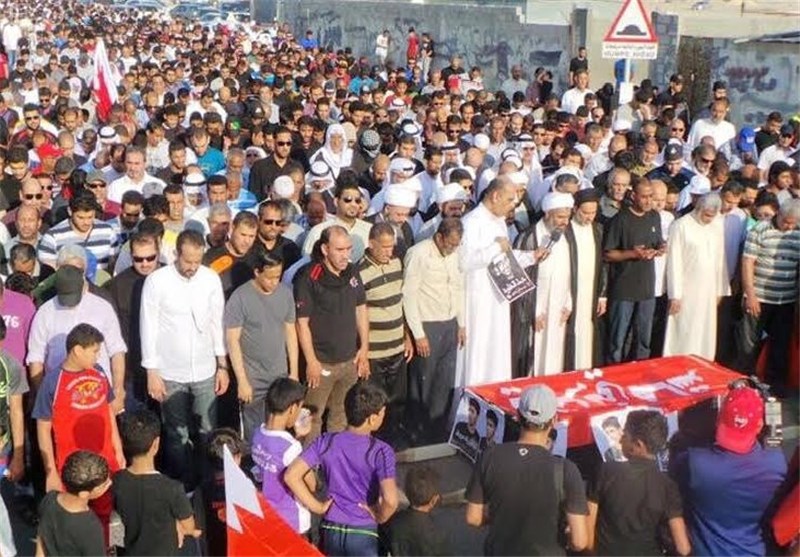 حضور هزاران بحرینی خشمگین در مراسم تشییع جوان 17 ساله + فیلم و عکس