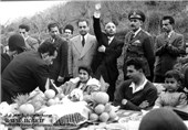 اشرف در کنار محمودرضا پهلوی در سفر به شمال