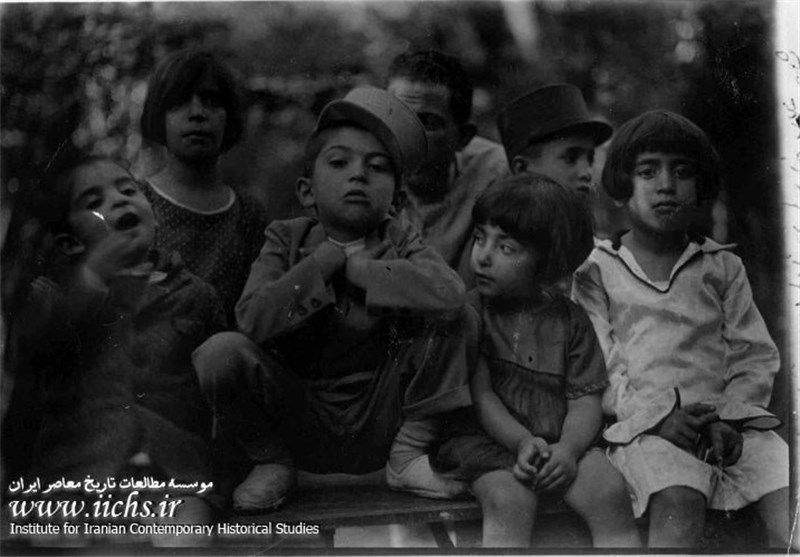 اشرف در کنار تعدادی از کودکان
