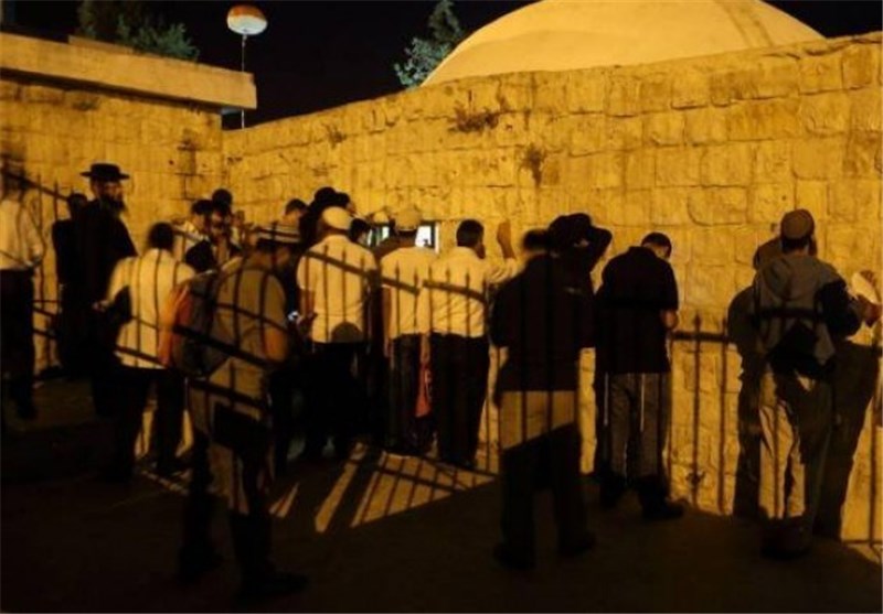 1000 مستوطن یقتحمون قبر النبی یوسف الصدیق (ع) فی نابلس واعتقال سیدتین فی القدس