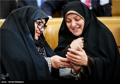 بهجت قاسمی همسر شهید مجید شهریاری و زهرا رادا همسر علی‌اکبر صالحی رئیس سازمان انرژی اتمی در دهمین سالگرد روز ملی فناوری هسته‌ای