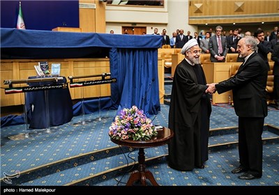 علی‌اکبر صالحی رئیس سازمان انرژی اتمی و حجت‌الاسلام حسن روحانی رئیس جمهور در دهمین سالگرد روز ملی فناوری هسته‌ای
