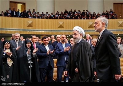 علی‌اکبر صالحی رئیس سازمان انرژی اتمی و حجت‌الاسلام حسن روحانی رئیس جمهور در دهمین سالگرد روز ملی فناوری هسته‌ای