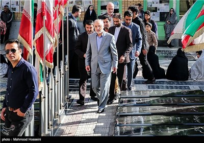 ورود علی‌اکبر صالحی رئیس سازمان انرژی اتمی به مراسم چهلمین روز درگذشت مرحوم فرج‌الله سلحشور