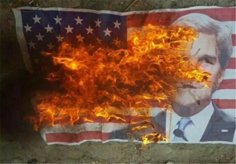 مردم بحرین پرچم آمریکا وعکس کری را به آتش کشیدند