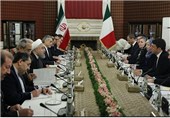 Iran, Italy Ink 6 Agreements to Develop Ties