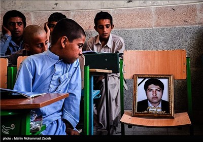 تصویر حمیدرضا گنگوزهی معلم فداکار سیستان و بلوچستانی در کلاس درس مدرسه رحیمی